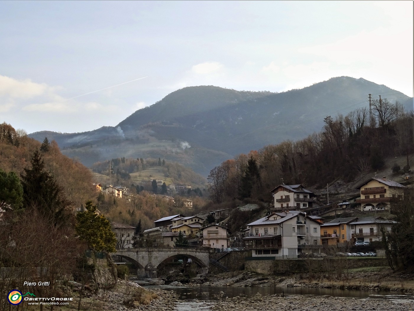 06 Vista da Zogno-Brembo-Ponte Vechio sul Costone (cima a dx)  via Stalle Foldone.JPG -                                